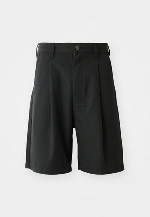 Calções ajustados pretos com fecho de botão, frente plissada, bolsos laterais e corte reto. Feitos de um tecido liso e leve.