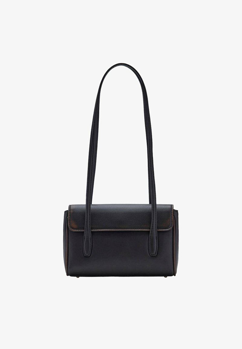 Sac à main rectangulaire en cuir noir avec longues bretelles fines et fermeture à rabat, présenté sur fond blanc.