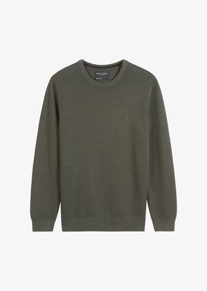 Oliwkowy sweter, okrągły dekolt, długie rękawy, fakturowana dzianina, subtelne logo na piersi, ściągacze na rękawach i u dołu.