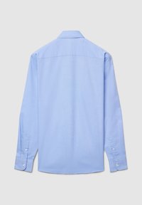 Hellblaues langärmeliges Hemd aus glattem Stoff. Mit Haifischkragen, geknöpften Manschetten und geradem Saum. Sauberes Rückendesign.