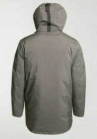 Vue arrière d'une veste d'hiver grise à capuche avec une sangle verticale noire sur la capuche et des manches longues sur un fond uni.