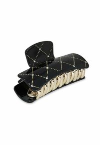 Svart hårklipp med en blank finish, guldaccenter och ett rutmönster prytt med små rhinestones och vågformade tänder.