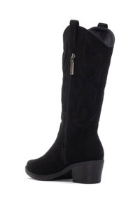 Botas de ante negras hasta la rodilla con un contorno curvo en la parte superior, costuras decorativas, cremallera lateral y un tacón de bloque. Forro interior suave.