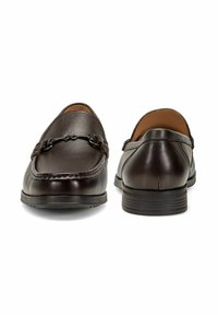 Brązowe skórzane mokasyny z akcentem w postaci łańcucha, wyszywanym detalem, okrągłym noskiem i niskim obcasem, charakteryzujące się gładką teksturą i wypolerowanym wykończeniem.