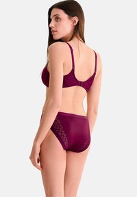 Bordeaux lingerie set met een beha met geometrische gaasaccenten en bijpassende high-waisted onderbroek, beide met een gladde stoftextuur.
