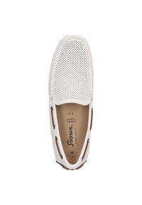 Weißer perforierter Slipper mit braunen Akzenten, ausgestattet mit einem glatten, weichen Obermaterial, Gummisohle und einfachen Steppdetails.