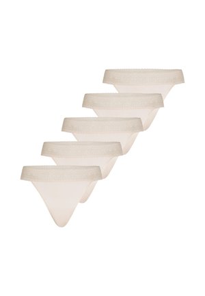 Pięć beżowych damskich stringów z koronkowym wykończeniem ułożonych diagonalnie na białym tle.