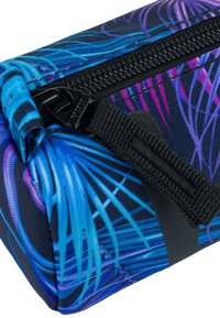 Borsa cosmetica blu e nera con un motivo ondulato di linee blu e viola; dotata di una cerniera e una superficie in tessuto texture.