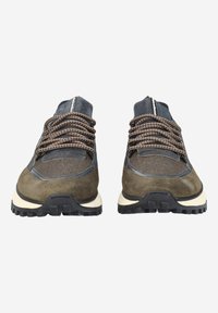 Chaussures de randonnée imperméables vert foncé et gris avec des lacets marron, en daim texturé, semelles en caoutchouc et talon renforcé.