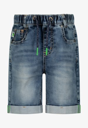 Shorts en denim bleu clair avec un lavage délavé, taille élastique, cordon de serrage marine, et ourlets roulés avec des rayures vertes et noires.