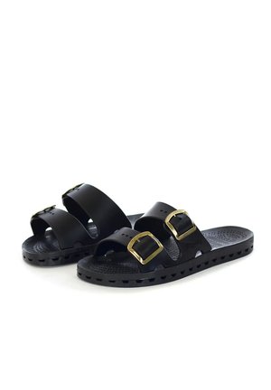 Sandali slide neri con due cinturini regolabili e fibbie dorate, soletta texture e suola scanalata, mostrati su sfondo bianco.