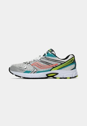 Witte en grijze mesh hardloopschoenen met teal, neon geel en koraal accenten, zwarte buitenzool en witte veters, weergegeven vanaf de buitenkant.