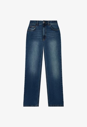 Sötétkék farmernadrág egyenes szárú kialakítással, öt zsebbel, elhalványult elülső résszel és gombos-cipzáras rögzítéssel.