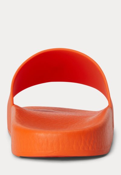 Jasno oranžová šľapka s textúrovanou podrážkou a širokým remienkom, zobrazená spredu na bielom pozadí.