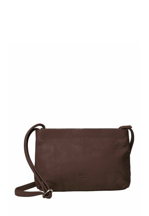 Hnedá kožená crossbody taška s jemným, textúrovaným povrchom. Má dlhý nastaviteľný popruh a minimalistický dizajn s nenápadným logom.