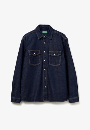 Chemise en denim bleu foncé avec un devant à boutons, deux poches poitrine, col pointu et surpiqûres orange contrastées. Texture douce.