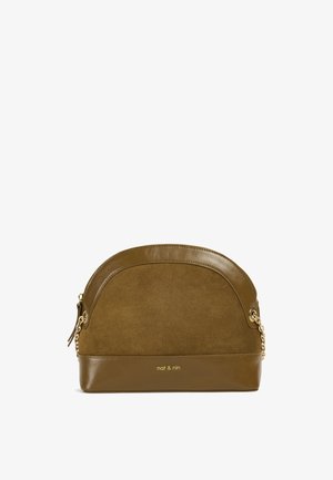 Sac vert olive avec un dessus arrondi, comprenant des matériaux en suède et cuir, des accents en chaîne dorée, et un logo de marque subtil à l'avant.