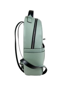 Zaino di pelle verde chiaro con accenti neri, forma arrotondata, tasca frontale e zip argentata, dotato di una singola tracolla regolabile.