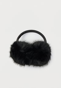 Juodos pūkuotos ausinės su paminkštinta juosta, skirtos dengti ausis šilumai palaikyti, ant paprasto balto fono.