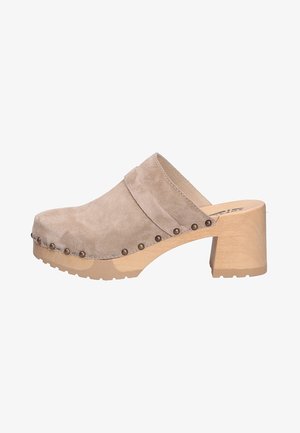Zueco de ante beige con tacón de bloque de madera, tachuelas de latón a lo largo del borde de la suela y diseño sin cierre.