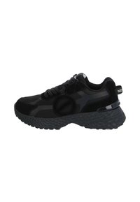 Zwarte sneaker met een mix van mesh en suede materialen, ronde vorm, textuurzool, gladde accenten en een logodetail aan de zijkant.