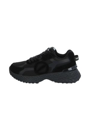 Zwarte sneaker met een mix van mesh en suede materialen, ronde vorm, textuurzool, gladde accenten en een logodetail aan de zijkant.