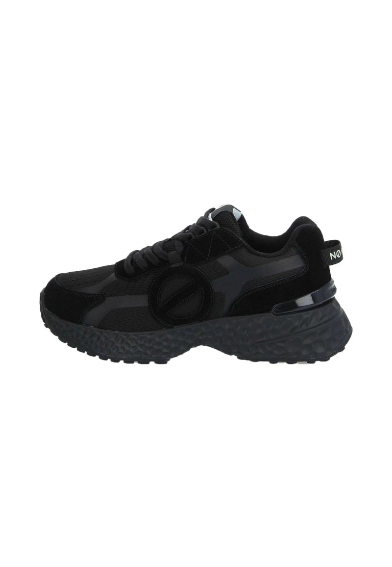 Zwarte sneaker met een mix van mesh en suede materialen, ronde vorm, textuurzool, gladde accenten en een logodetail aan de zijkant.