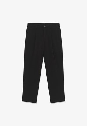 Pantaloni negri cu design cu picior drept, pliseuri în față și închidere cu nasture. Textură netedă a țesăturii și croială clasică.