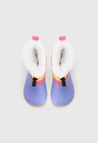 Bunte Kinderstiefel mit lila Gummiansatz im unteren Bereich, rosa und gelben Akzenten sowie einem weißen, flauschigen Innenfutter. Mit verstellbarem Kordelzug.