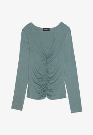 Majica z dolgimi rokavi in V-izrezom iz mehkega, umirjenega zelenega materiala. Ima naborke na sprednji strani in fino šivanje ob robovih.