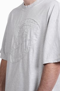 Grå bomulds t-shirt med rund hals, korte ærmer og hævet broderet detaljering af et grafisk design på forsiden.