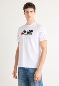 Calvin Klein Jeans REDBOX GRAPHIC TEE - Marškinėliai su spaudiniu - brilliant white