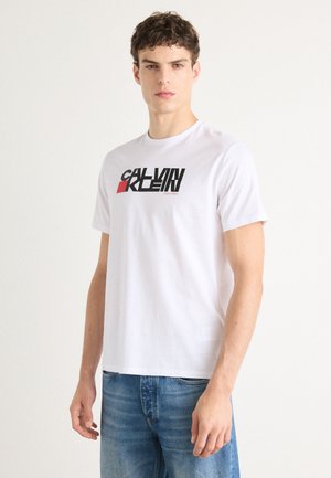 Calvin Klein Jeans REDBOX GRAPHIC TEE - Majica kratkih rukava s printom - brilliant white