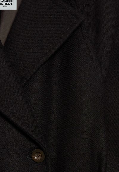 Zwarte wolblend jas met een visgraatstructuur, voorzien van een notched lapel en een bruine knoopsluiting. Glad voering zichtbaar.