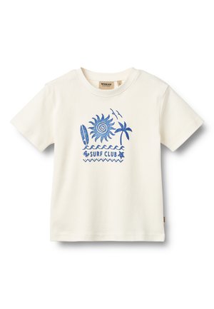 Hvid t-shirt med korte ærmer og blå surfing-tema grafik, som inkluderer en sol, surfbræt, palme, bølger, fugle og teksten "SURF CLUB".
