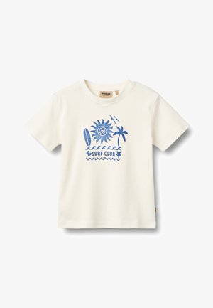 Camiseta blanca de manga corta con gráficos azules temáticos de surf que incluyen un sol, una tabla de surf, una palmera, olas, pájaros y el texto "SURF CLUB".