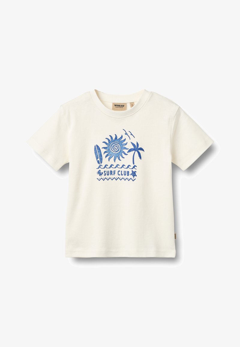 T-shirt blanc à manches courtes avec des motifs bleus sur le thème du surf, comprenant un soleil, une planche de surf, un palmier, des vagues, des oiseaux et le texte "SURF CLUB".