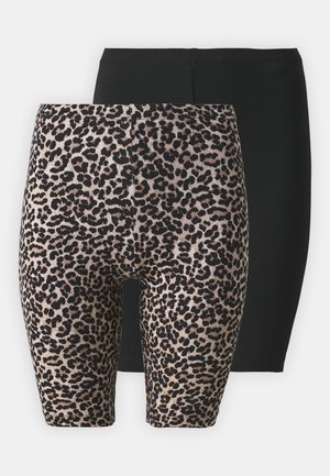 Dva para kratkih hlača: jedan crni, jedan u leopard uzorku s bež i crnom šablonom. Oboje su od lagane, rastezljive tkanine s elastičnom strukom.