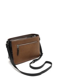 Brązowa skórzana torba na ramię z czarną fakturowaną stroną, srebrnym zamkiem i regulowanym paskiem. Kształt prostokątny z gładką powierzchnią.