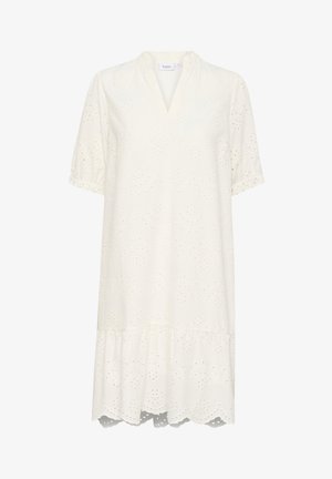 Balta kleita, kas izgatavota no viegla auduma, ar v veida kaklu, īsām piedurknēm, acu izšuvumiem un pakāpenisku apakšmalu ar viļņotām malām.