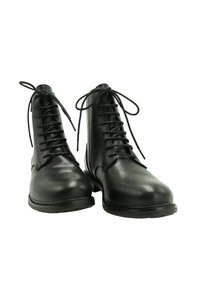 Par de botas de cuero negro con cordones, a la altura del tobillo, con puntera redonda y tacones bajos, vistas de frente sobre un fondo blanco.