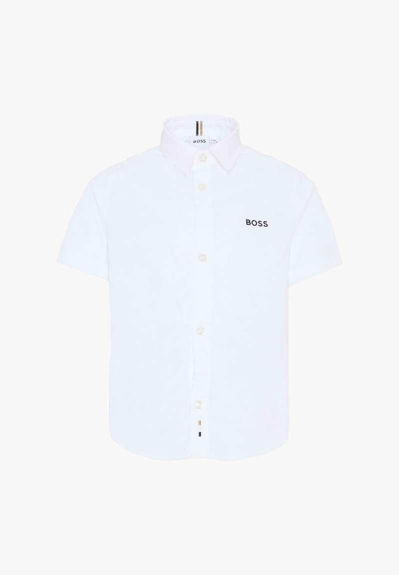Chemise blanche à manches courtes en coton, dotée d'un col classique, d'une patte de boutonnage à l'avant et du logo noir "BOSS" sur le côté gauche de la poitrine.