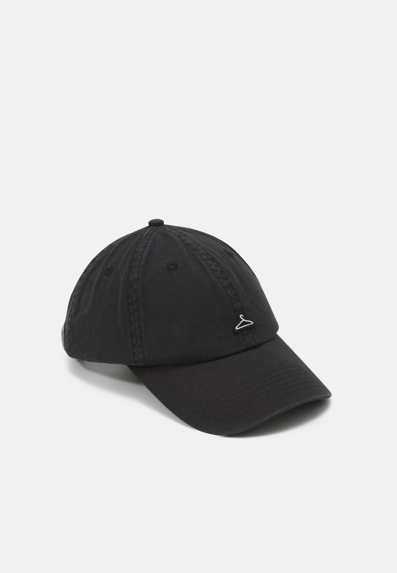Casquette de baseball noire à six panneaux avec une visière courbée et un petit logo blanc en forme de cintre sur le côté avant gauche.