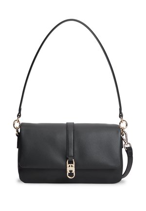 Sac à bandoulière en cuir noir avec fermoir doré et bandoulière amovible, forme rectangulaire, finition texturée et design simple.