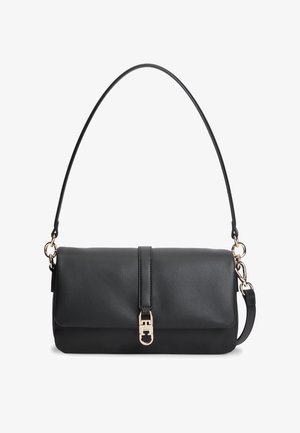 Sac à bandoulière en cuir noir avec fermoir doré et bandoulière amovible, forme rectangulaire, finition texturée et design simple.