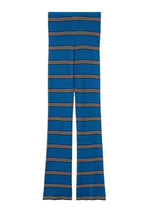 Leggings bleu rayés avec des bandes horizontales noires et blanches, fabriqués en tissu tricoté doux, à silhouette ajustée et bas évasé.