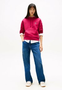 Tommy Jeans BADGE HOODIE - Felpa - brilliant berry