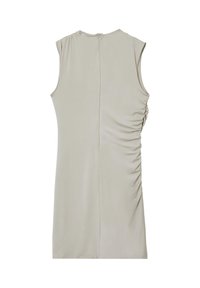 Robe beige sans manches avec des détails froncés sur un côté, longueur genou, et une petite fermeture éclair au dos au niveau du col.