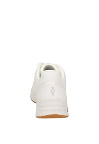 Scarpa da ginnastica bianca con tomaia in sintetico liscio, tacco arrotondato e suola testurizzata. Presenta un branding discreto sul tallone, con una suola in gomma.