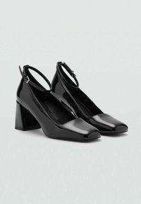 Czarne lakierowane czółenka na wysokim obcasie z kwadratowym noskiem, regulowanym paskiem wokół kostki oraz masywnym słupkowym obcasem zapewniającym stabilność.